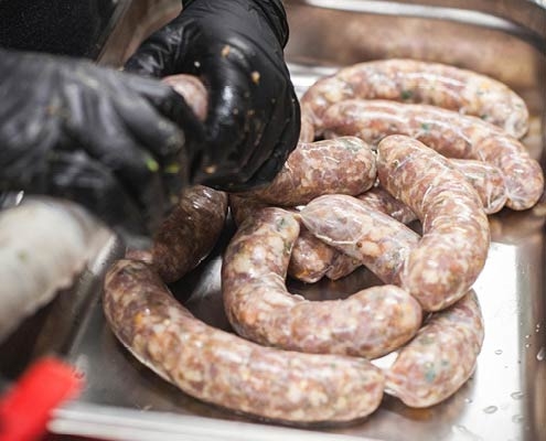 Préparation des saucisses maison des Cambusiers